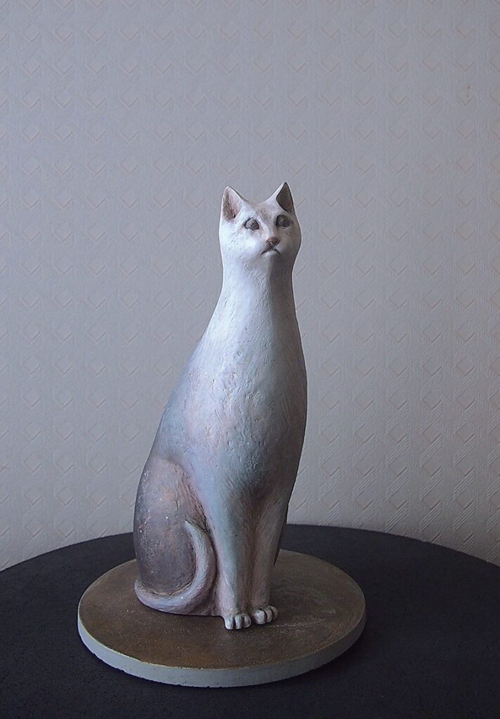 菅原綾希子「凛」10×10.5×25.5cm、磁器製 アクリル、胡粉着色